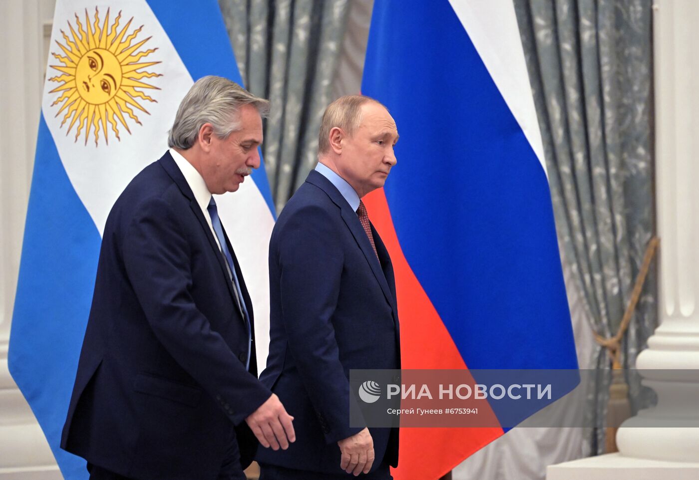 Президент РФ В. Путин провел переговоры с президентом Аргентины А. Фернандесом