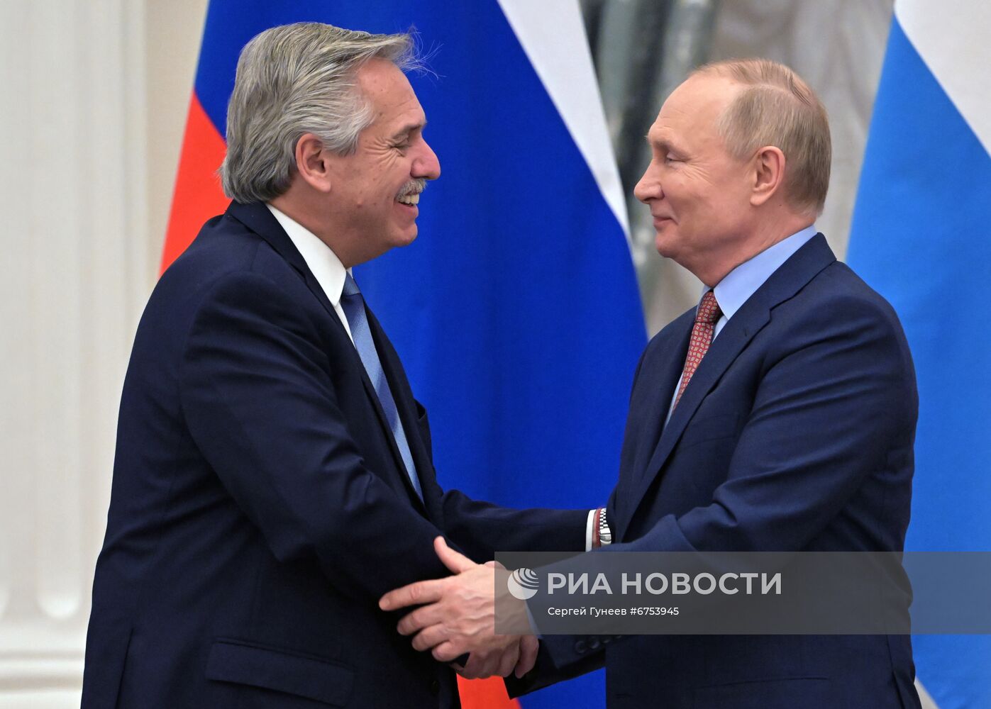 Президент РФ В. Путин провел переговоры с президентом Аргентины А. Фернандесом