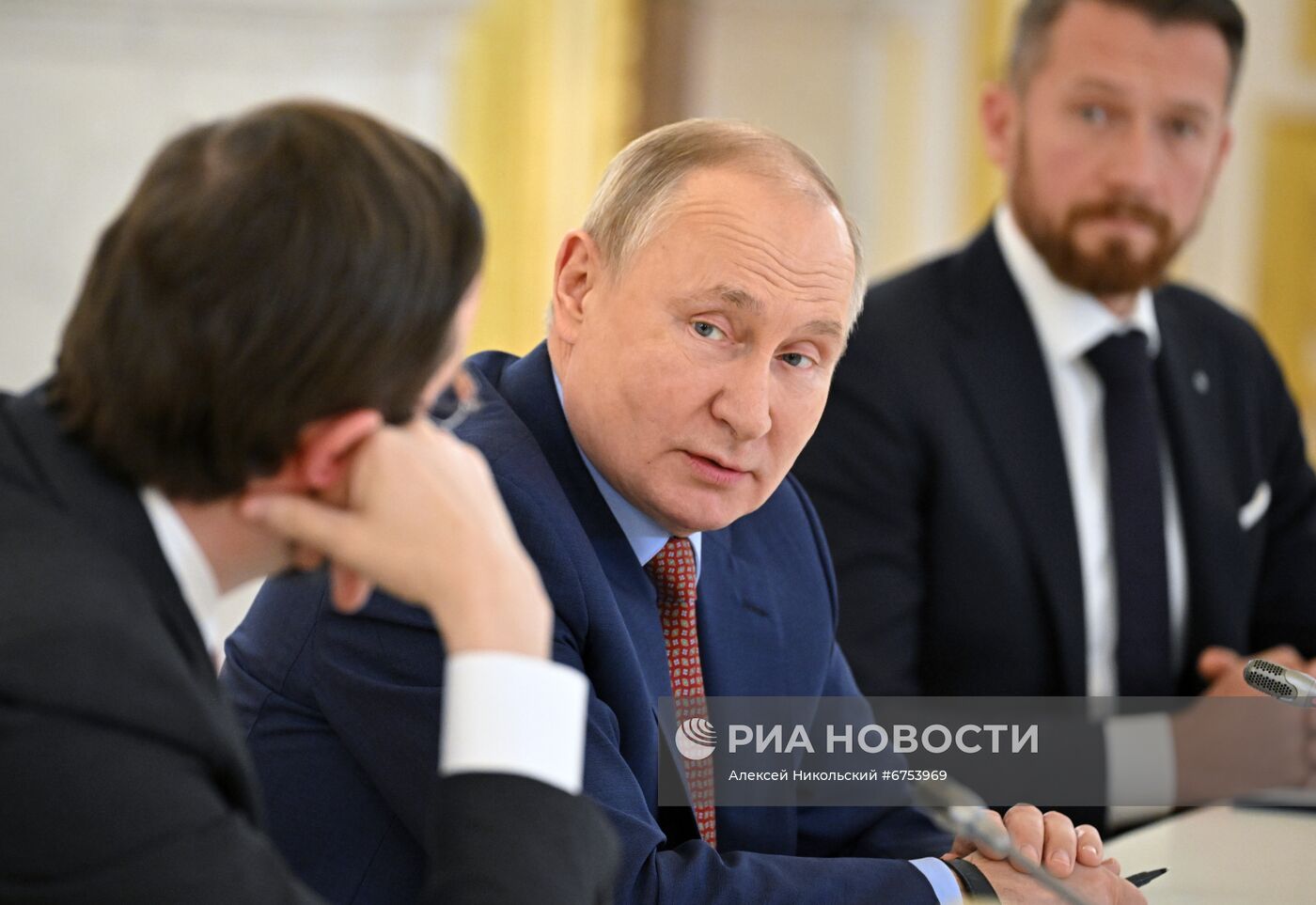 Президент РФ В. Путин провел встречу с членами "Деловой России"
