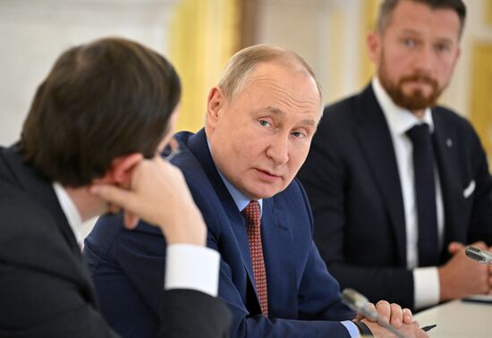 Президент РФ В. Путин провел встречу с членами "Деловой России"