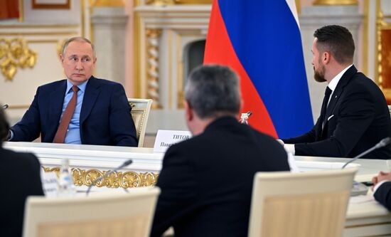 Президент РФ В. Путин провел встречу с членами "Деловой России"