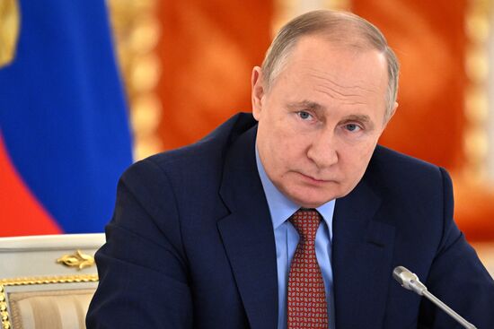 Президент РФ В. Путин провел встречу с членами "Деловой России"