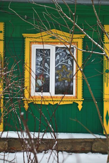 Окно жилого дома в Тарусе в новогодние праздники