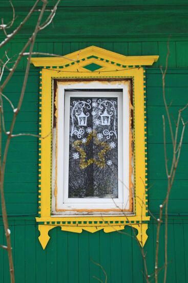 Окно жилого дома в Тарусе в новогодние праздники