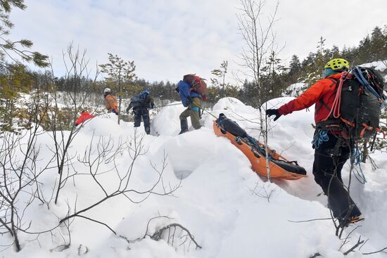 Учения по спасению пострадавших в горах 