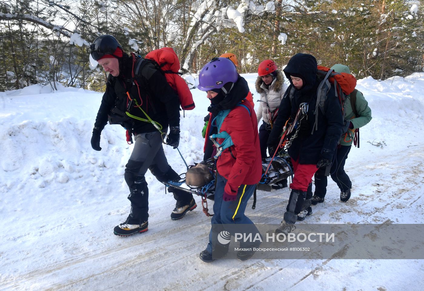 Учения по спасению пострадавших в горах