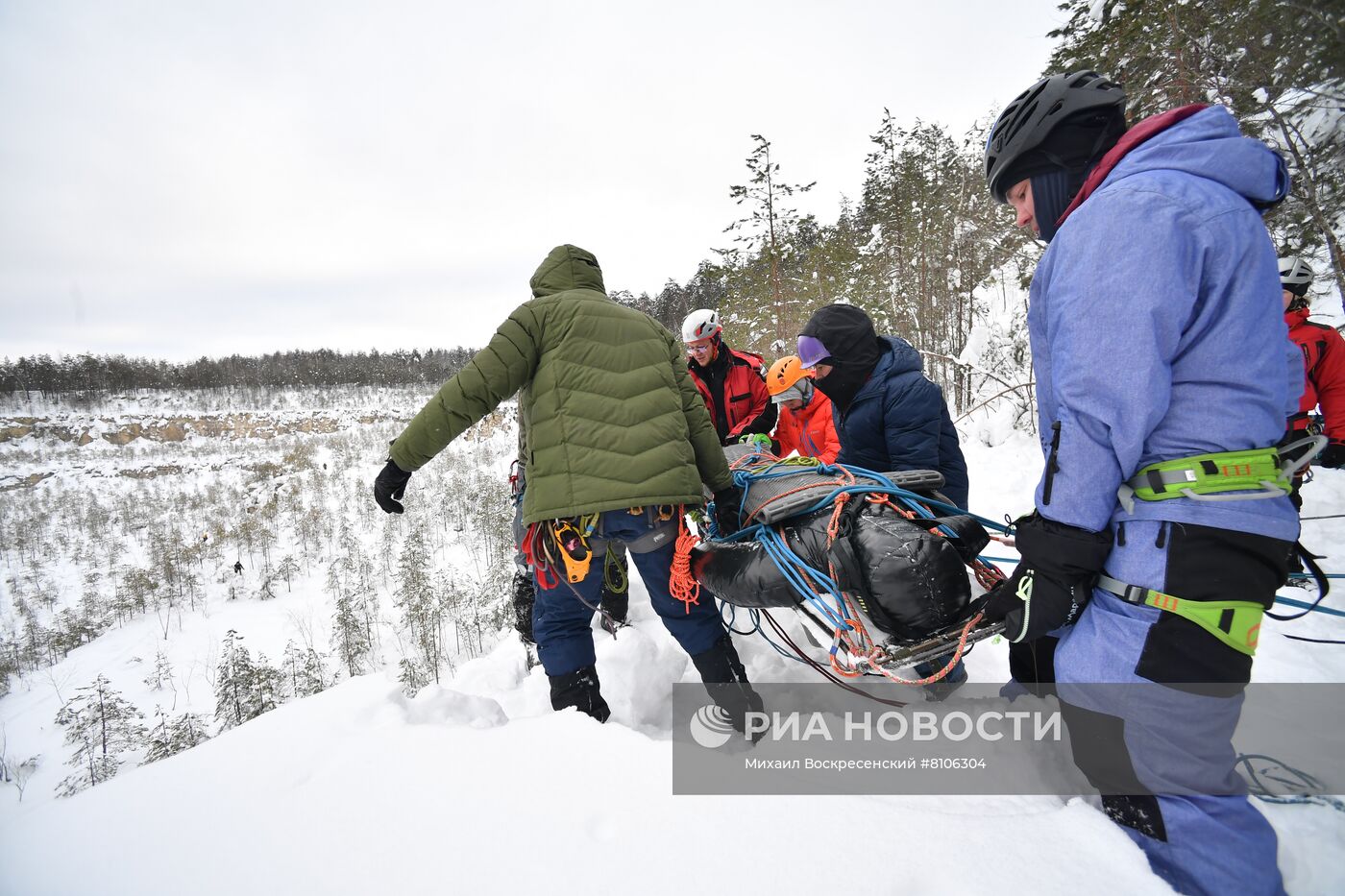Учения по спасению пострадавших в горах 