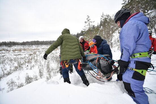 Учения по спасению пострадавших в горах 