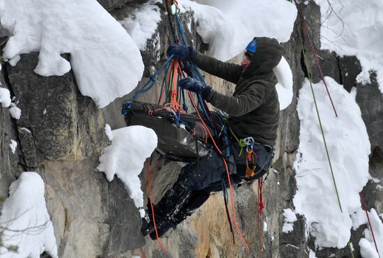 Учения по спасению пострадавших в горах 