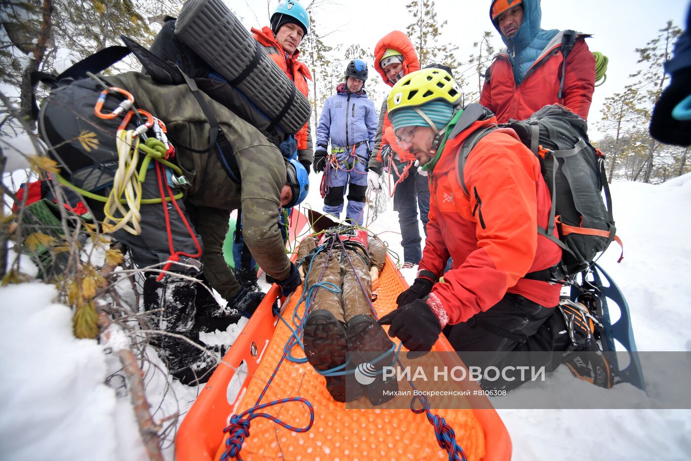 Учения по спасению пострадавших в горах