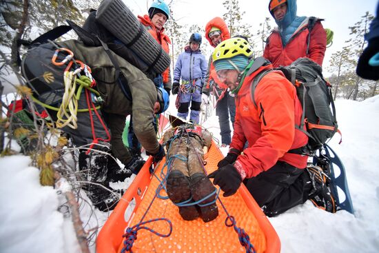 Учения по спасению пострадавших в горах 