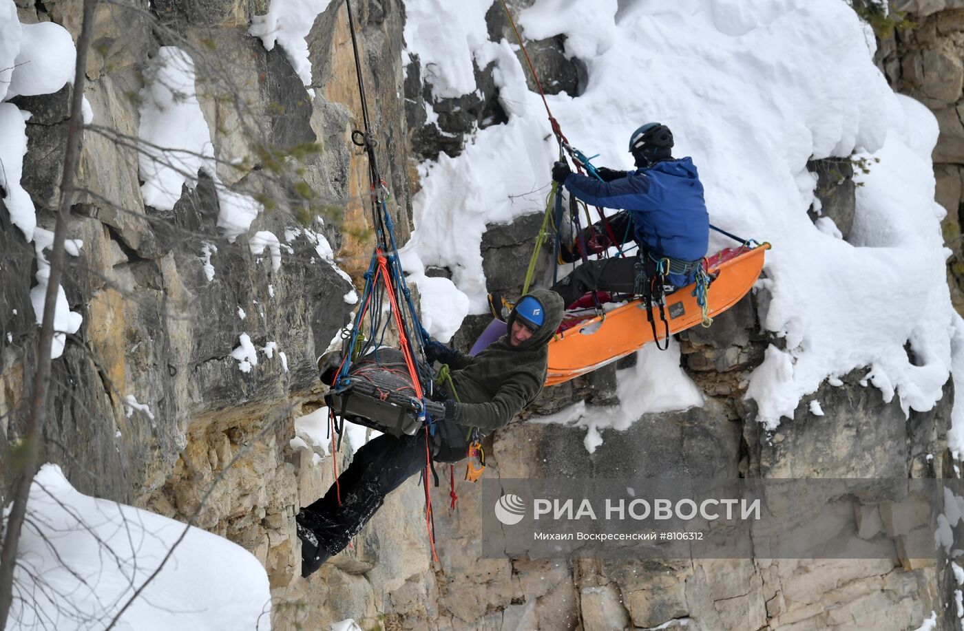 Учения по спасению пострадавших в горах