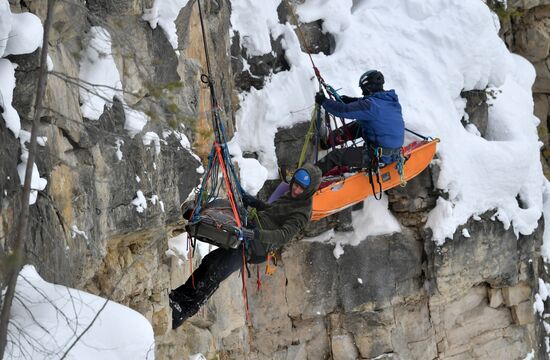Учения по спасению пострадавших в горах 