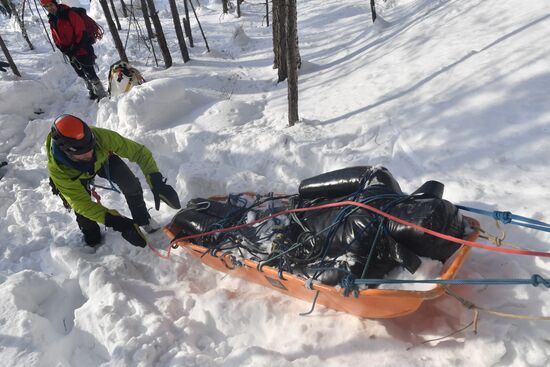 Учения по спасению пострадавших в горах 