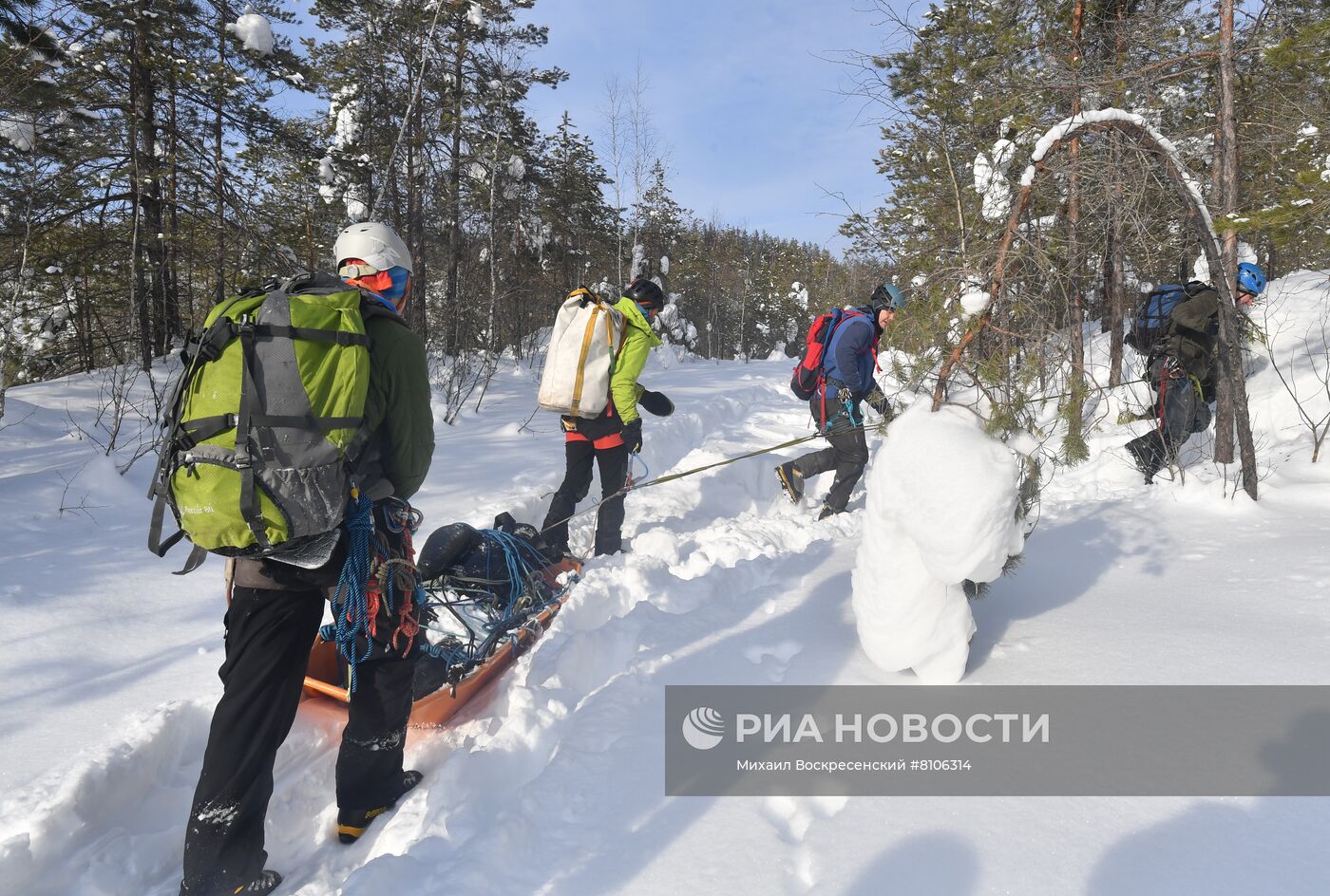 Учения по спасению пострадавших в горах