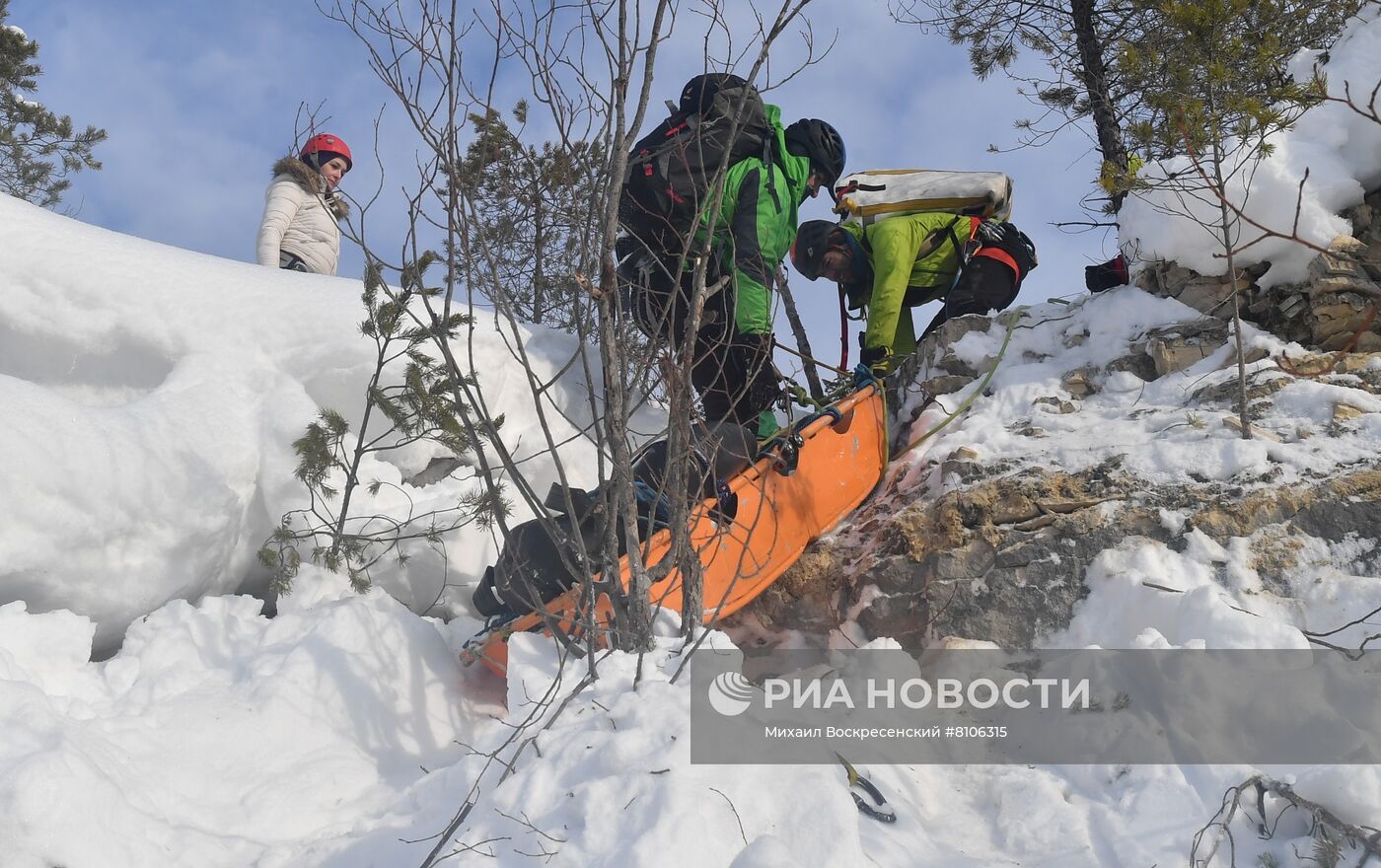 Учения по спасению пострадавших в горах 
