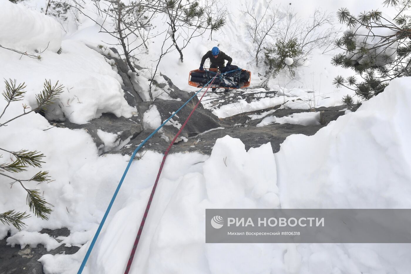 Учения по спасению пострадавших в горах 