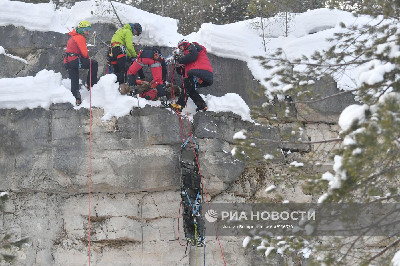 Учения по спасению пострадавших в горах 