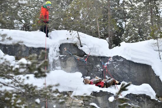 Учения по спасению пострадавших в горах 