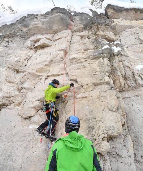 Учения по спасению пострадавших в горах 