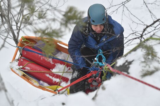 Учения по спасению пострадавших в горах 