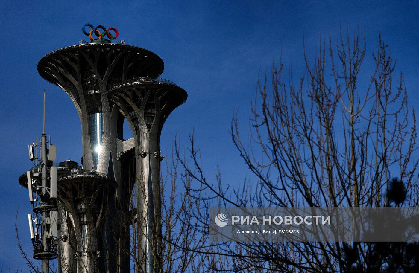 Олимпийские башни в парке возле главного пресс-центра зимних Олимпийских игр 2022 в Пекине. Место: Китай, Пекин. Автор: Александр Вильф/РИА Новости. Пекин во время Олимпиады-2022