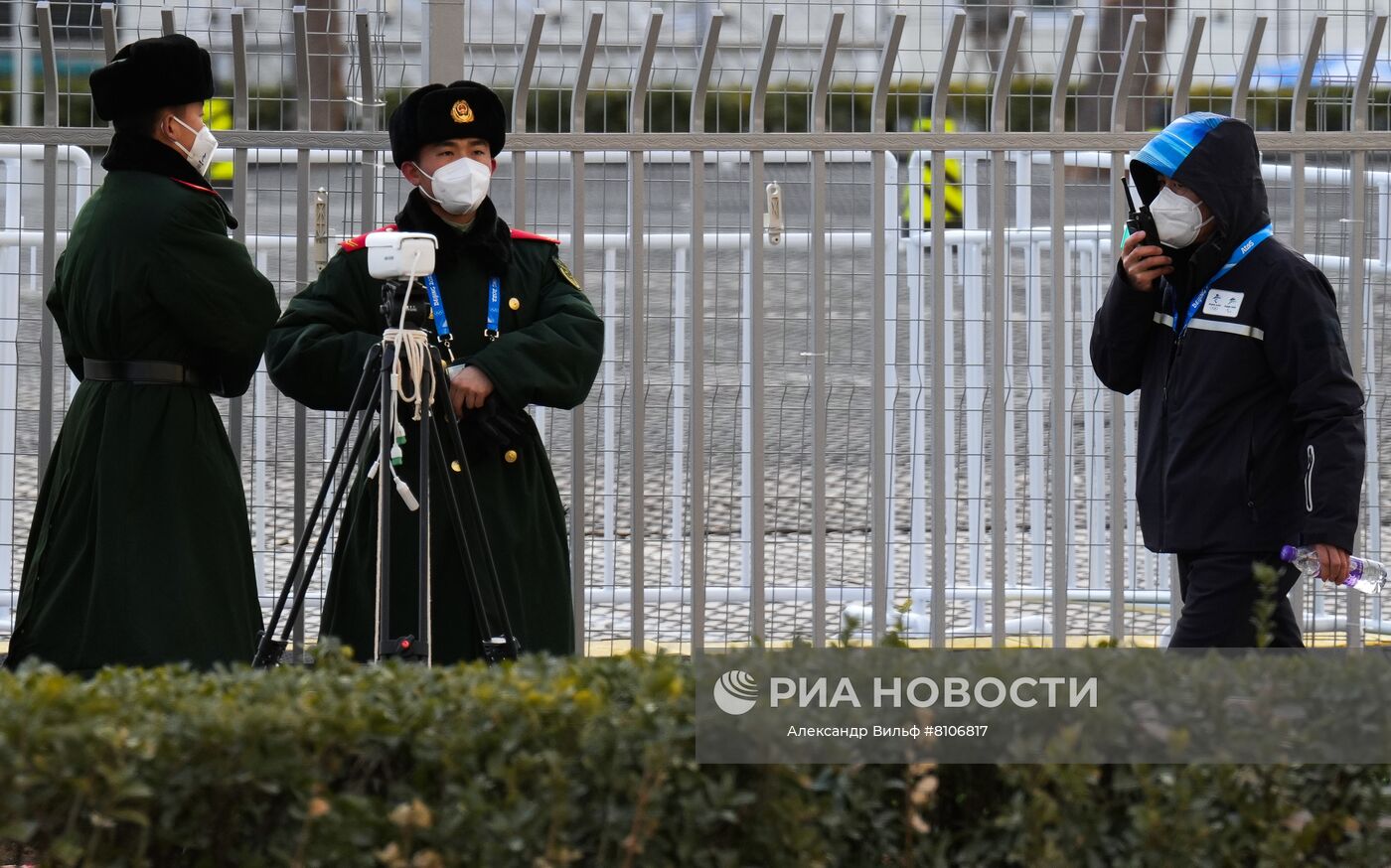 Военнослужащие на посту у спортивного олимпийского объекта в Пекине во время зимних Олимпийских игр 2022. Место: Китай, Пекин. Автор: Александр Вильф/РИА Новости. Пекин во время Олимпиады-2022