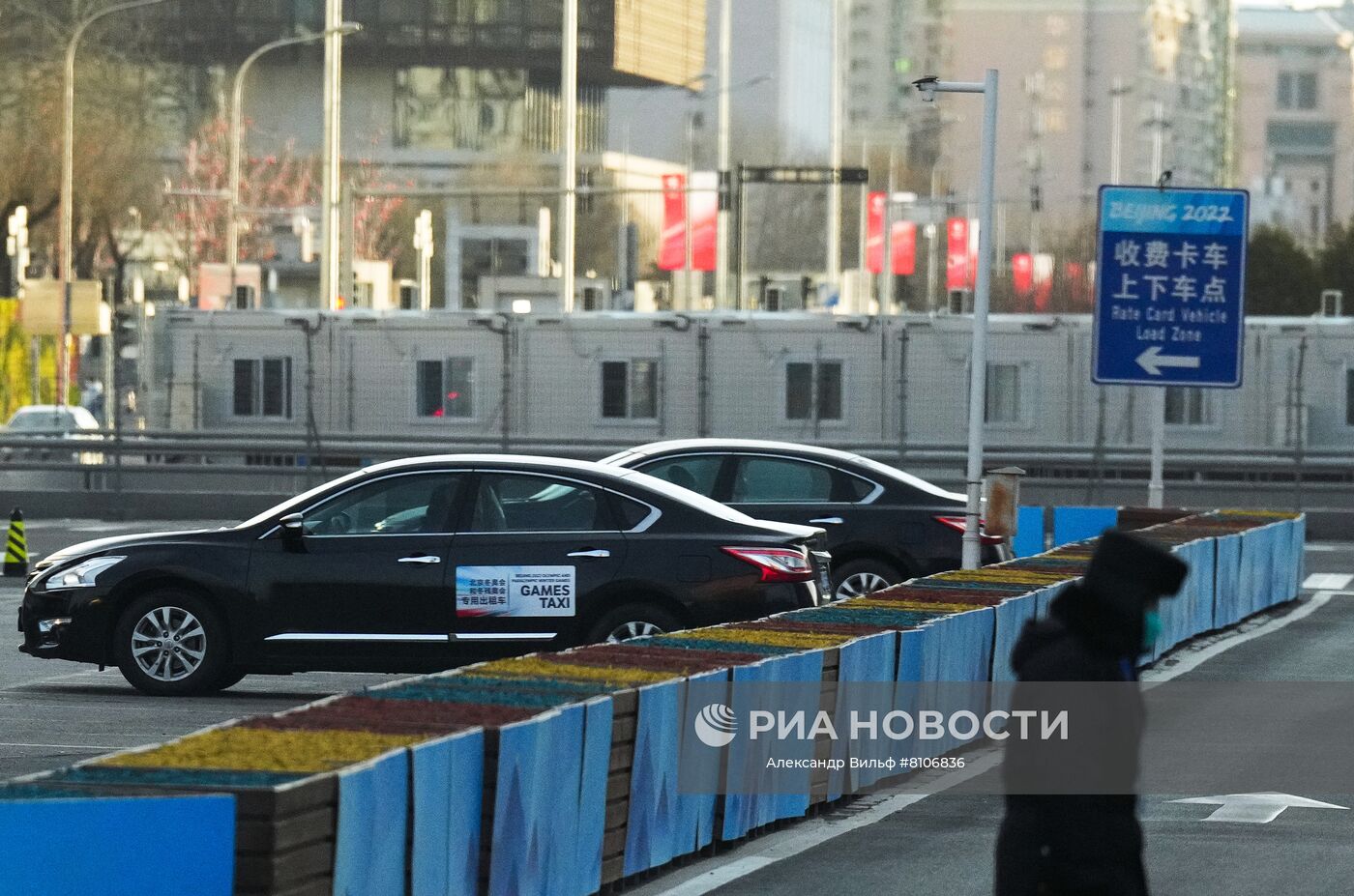 Автомобили такси на улице Пекина во время зимних Олимпийских игр 2022. Место: Китай, Пекин. Автор: Александр Вильф/РИА Новости. Пекин во время Олимпиады-2022