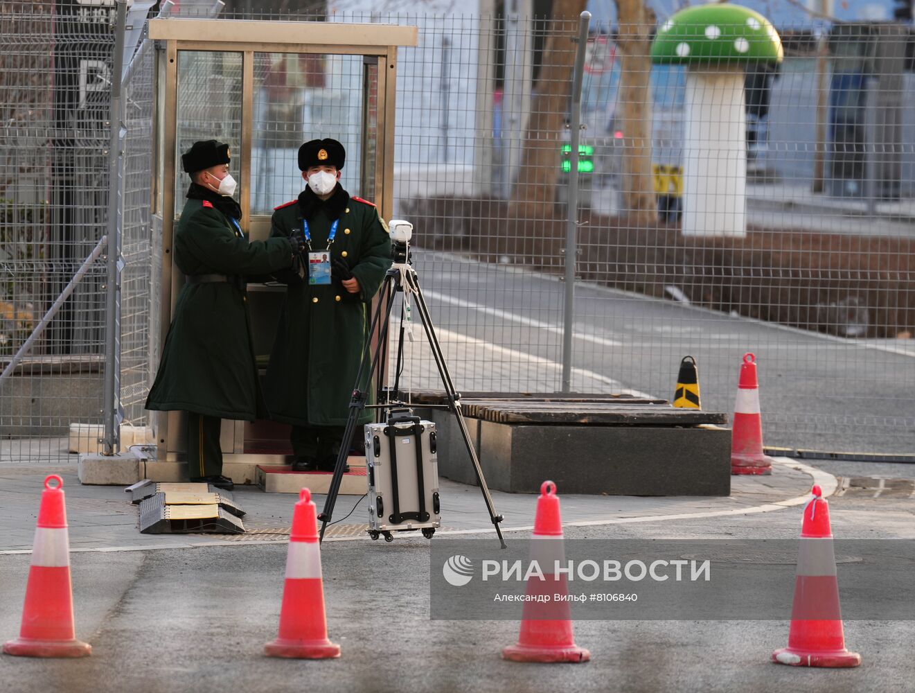 Военнослужащие на посту у спортивного олимпийского объекта в Пекине во время зимних Олимпийских игр 2022. Место: Китай, Пекин. Автор: Александр Вильф/РИА Новости. Пекин во время Олимпиады-2022