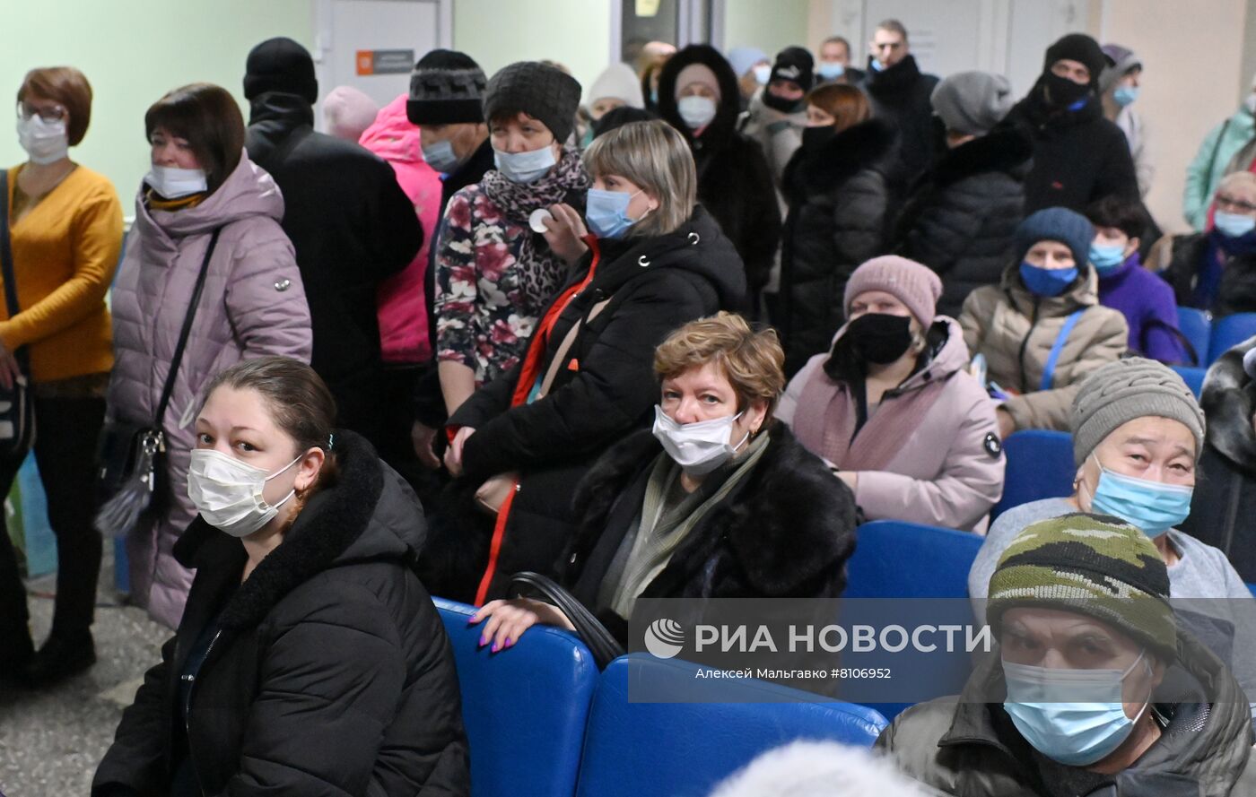 Очереди к врачам в поликлиниках из-за роста числа заболевших COVID-19