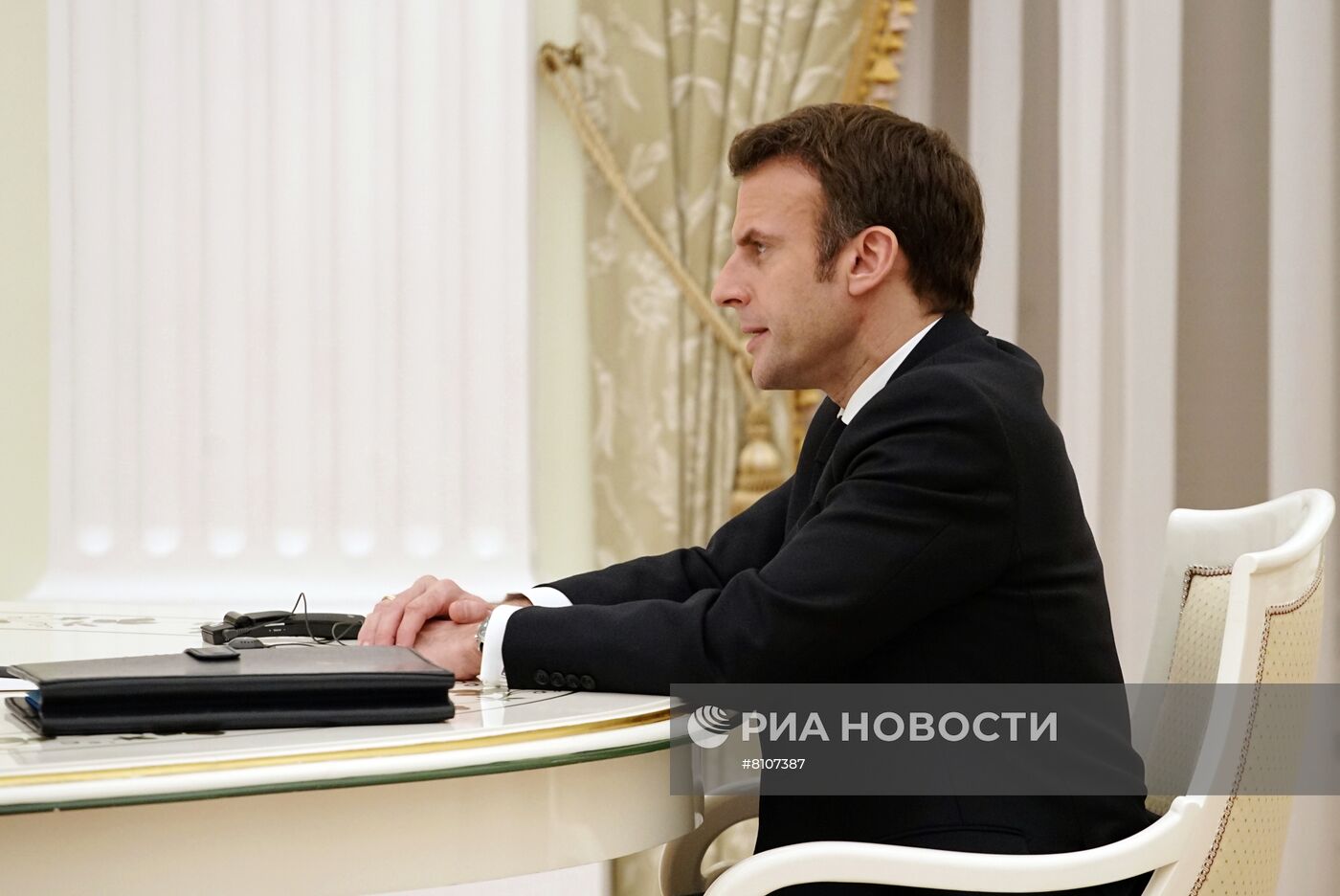 Президент РФ В. Путин провел переговоры с президентом Франции Э. Макроном