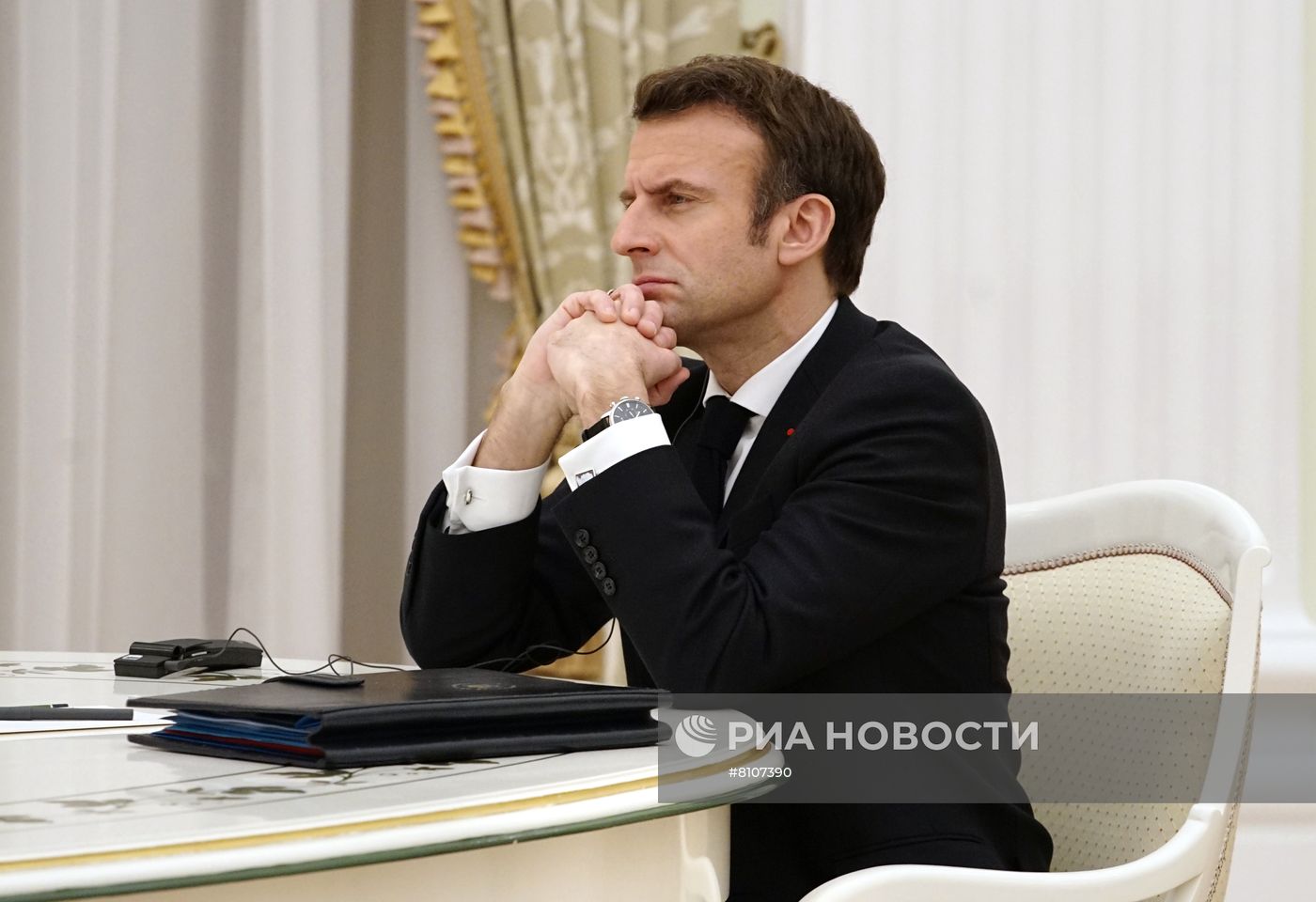 Президент РФ В. Путин провел переговоры с президентом Франции Э. Макроном