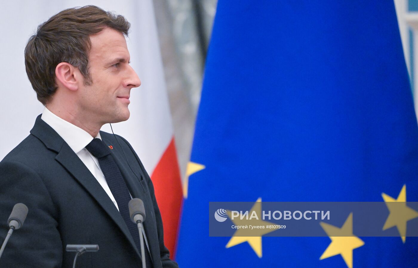 Президент РФ В. Путин провел переговоры с президентом Франции Э. Макроном