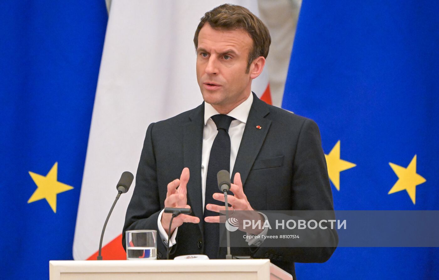 Президент РФ В. Путин провел переговоры с президентом Франции Э. Макроном