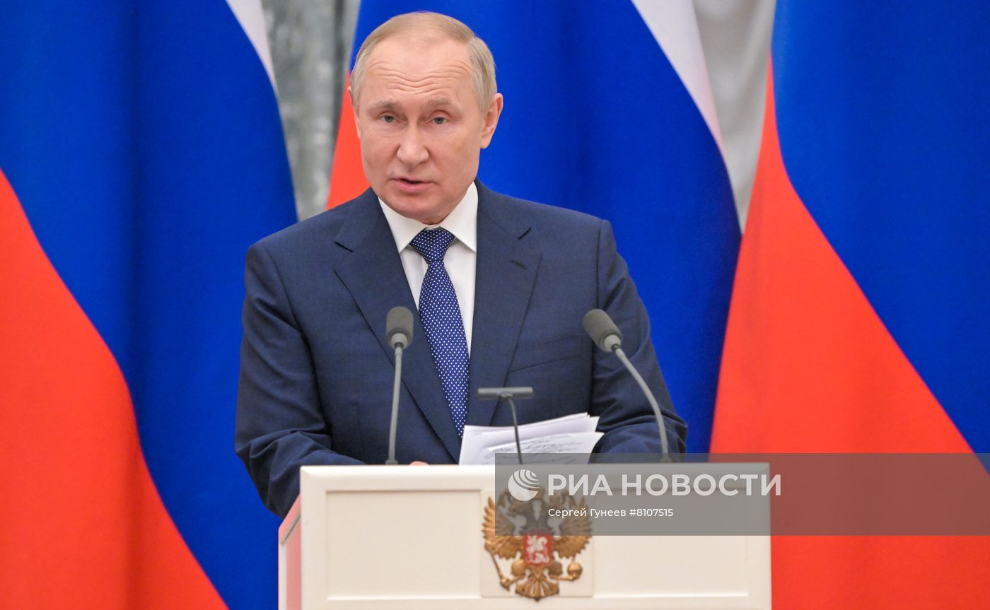 Президент РФ В. Путин провел переговоры с президентом Франции Э. Макроном