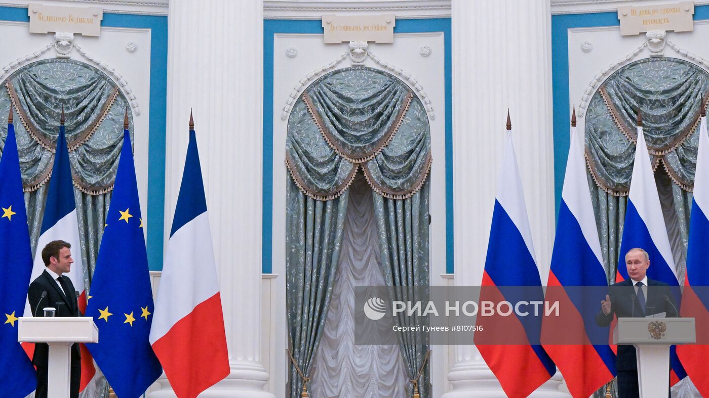 Президент РФ В. Путин провел переговоры с президентом Франции Э. Макроном