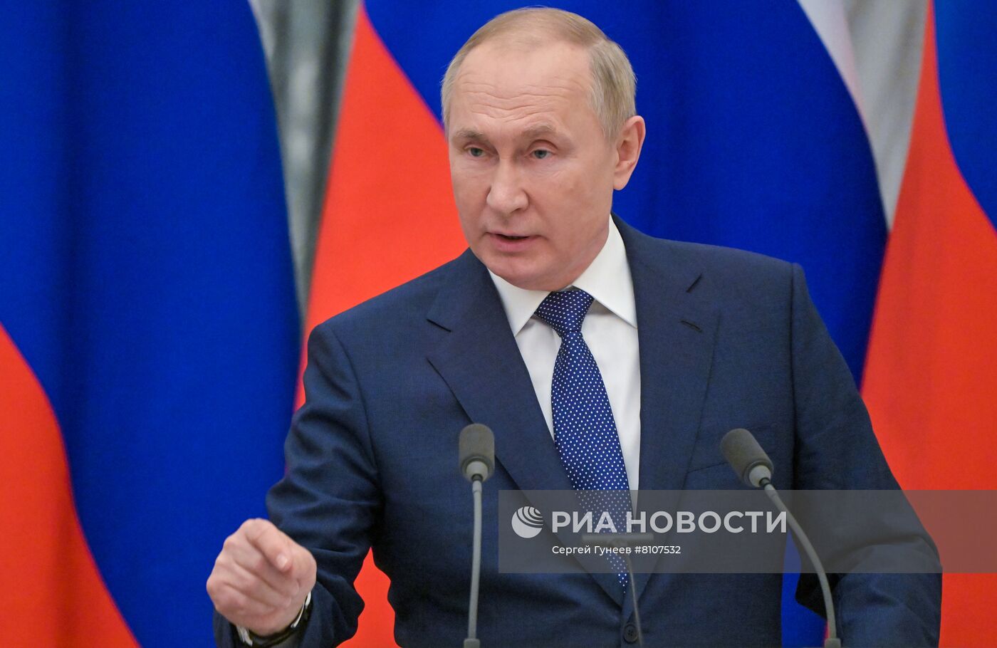 Президент РФ В. Путин провел переговоры с президентом Франции Э. Макроном