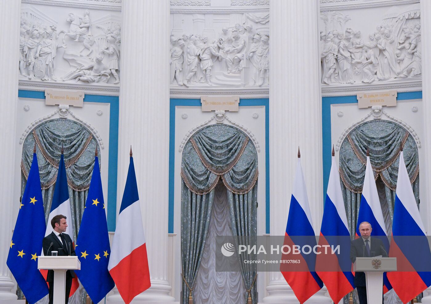 Президент РФ В. Путин провел переговоры с президентом Франции Э. Макроном