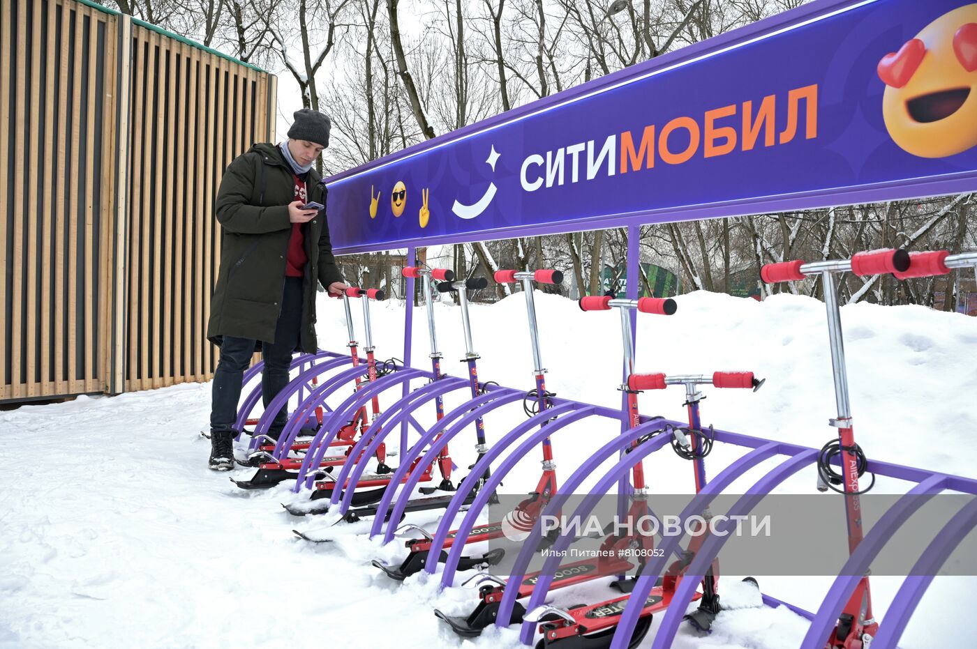 В Москве запустили бесплатный прокат снегокатов в парке "Сокольники"