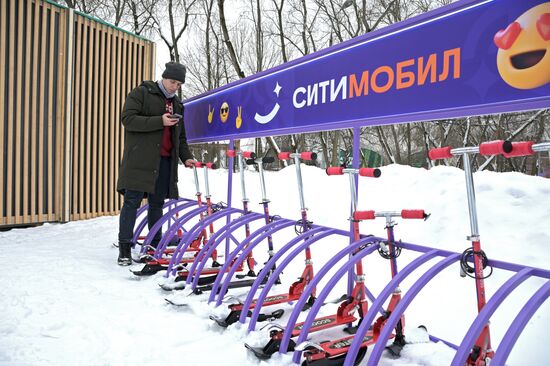 В Москве запустили бесплатный прокат снегокатов в парке "Сокольники"