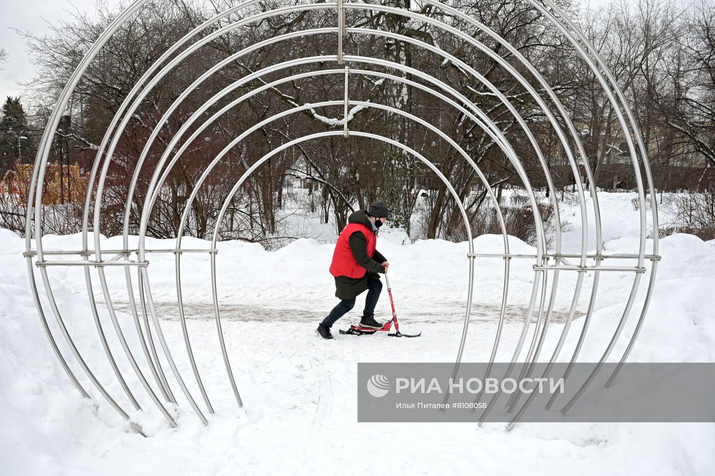В Москве запустили бесплатный прокат снегокатов в парке "Сокольники"