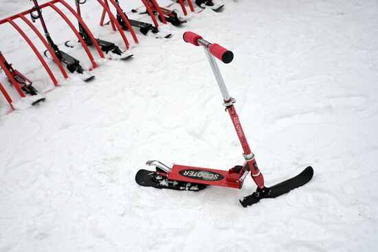 В Москве запустили бесплатный прокат снегокатов в парке "Сокольники"