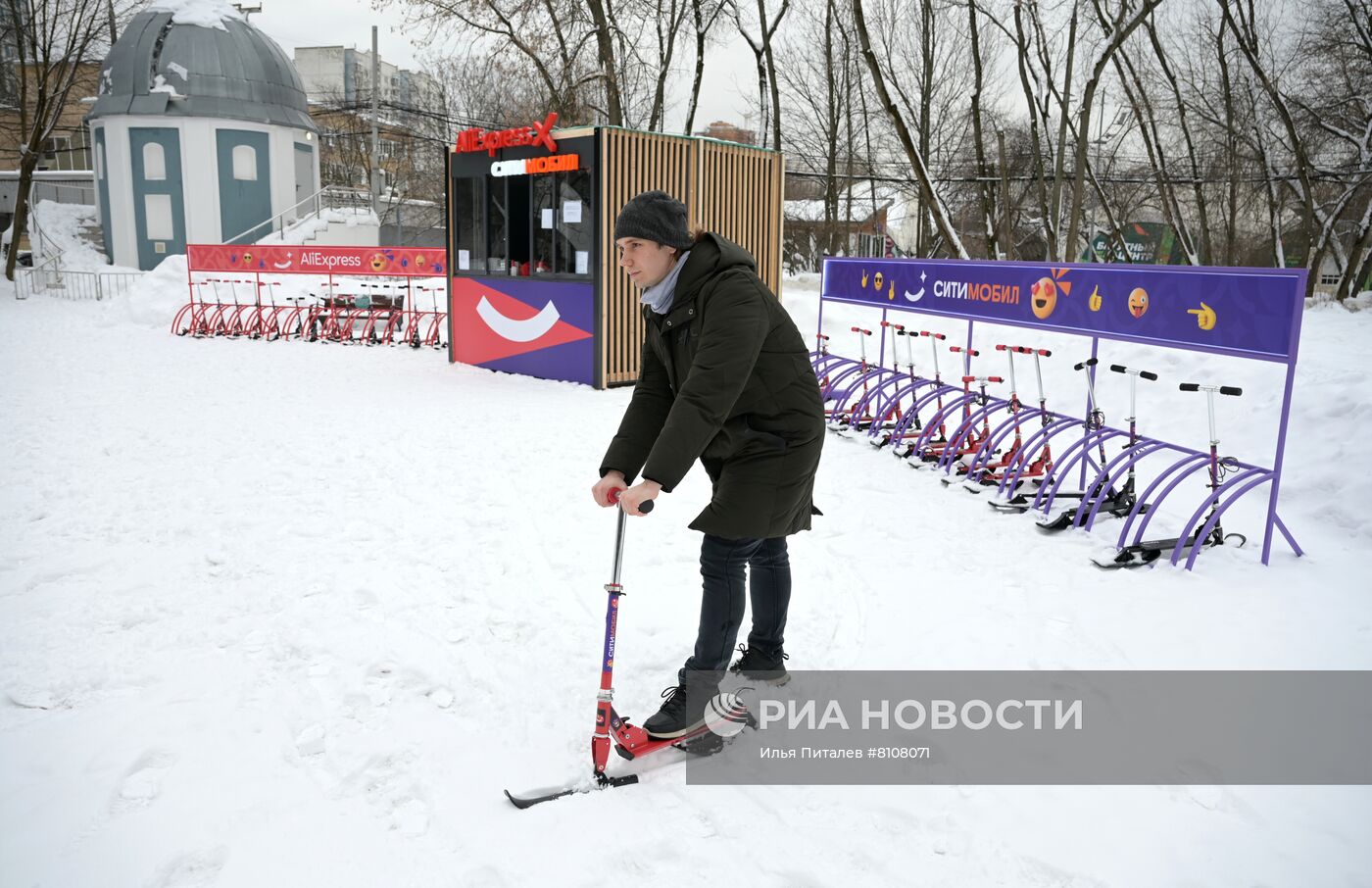 В Москве запустили бесплатный прокат снегокатов в парке "Сокольники"