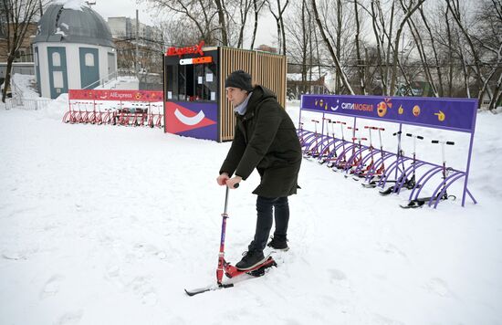 В Москве запустили бесплатный прокат снегокатов в парке "Сокольники"