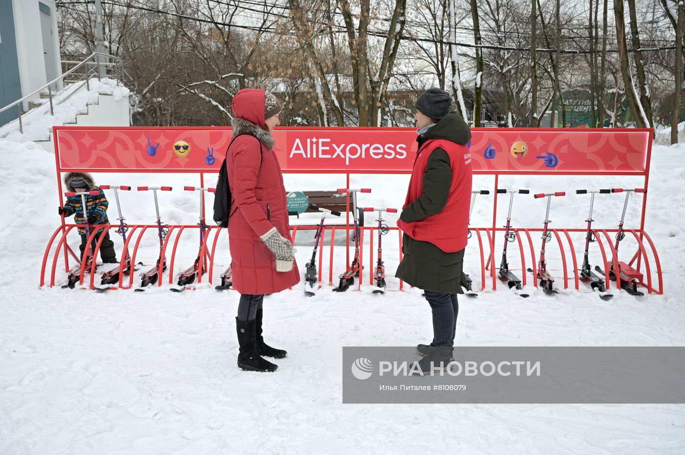 В Москве запустили бесплатный прокат снегокатов в парке "Сокольники"