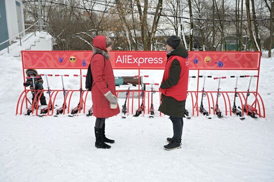 В Москве запустили бесплатный прокат снегокатов в парке "Сокольники"