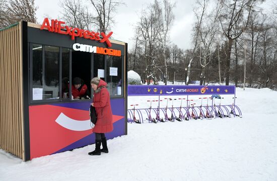 В Москве запустили бесплатный прокат снегокатов в парке "Сокольники"