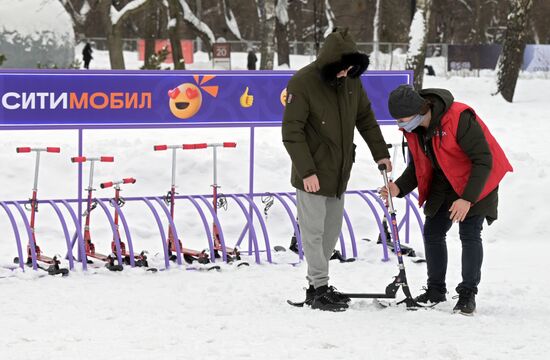 В Москве запустили бесплатный прокат снегокатов в парке "Сокольники"