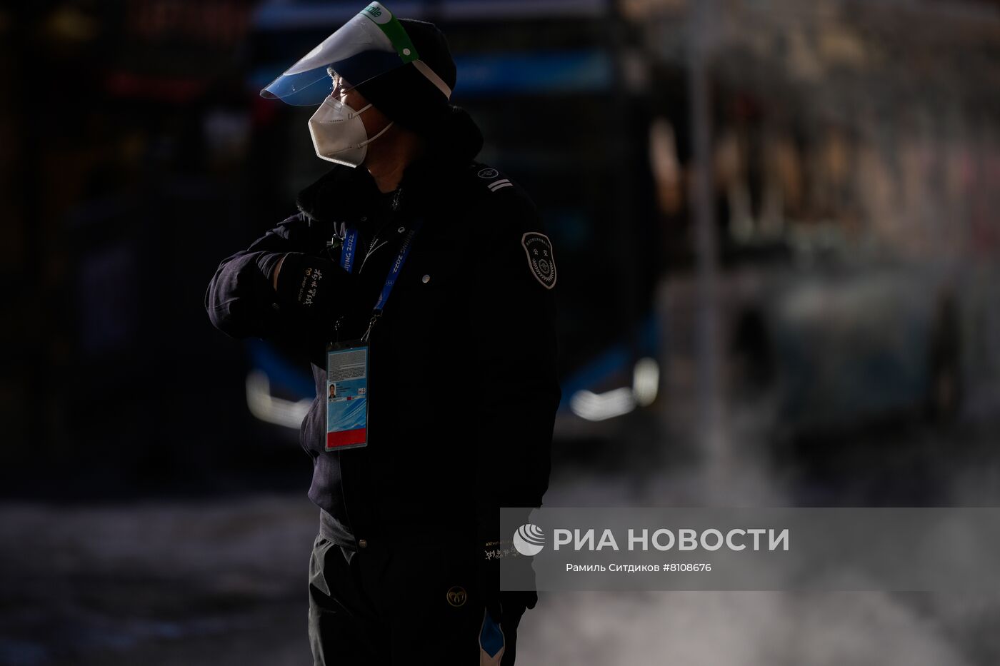 Сотрудник полиции на автобусной остановке возле отеля "Element" в Чжанцзякоу. Место: Китай, Чжанцзякоу. Автор: Рамиль Ситдиков/РИА Новости. Пекин во время Олимпиады-2022