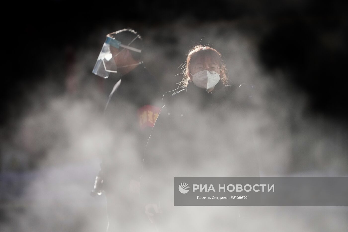 Сотрудники правоохранительных органов на автобусной остановке возле отеля "Element" в Чжанцзякоу. Место: Китай, Чжанцзякоу. Автор: Рамиль Ситдиков/РИА Новости. Пекин во время Олимпиады-2022